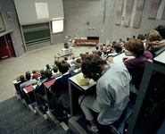 800728 Afbeelding van de docent en studenten tijdens een college in de collegezaal van de Faculteit Diergeneeskunde ...